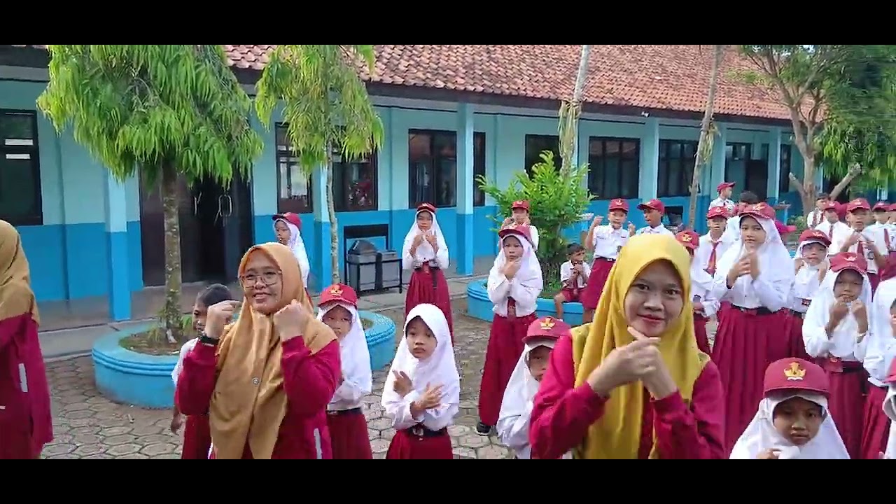 Senyum Ceria di Hari Pertama Masuk Sekolah