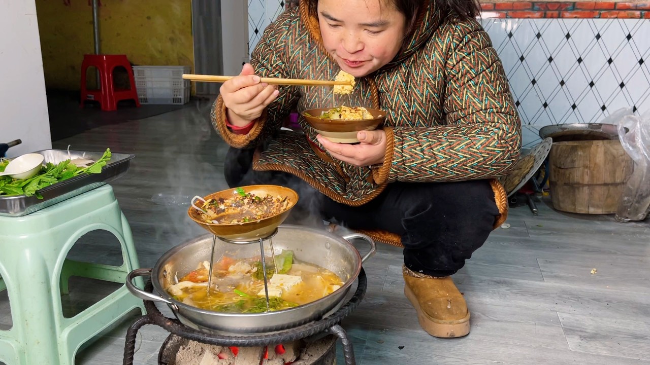 贵州清汤火锅，一锅水一勺油就是底汤，下点自家种的白菜，辣椒水一蘸老香了
