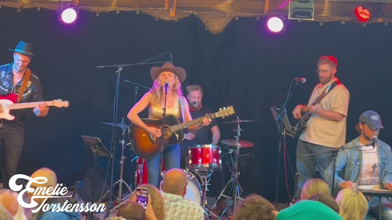 Emelie Torstensson med band