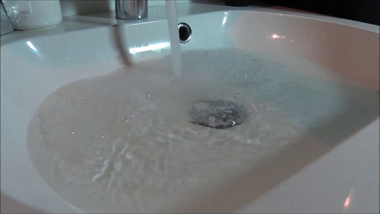 Slik åpner du tette rør på badet