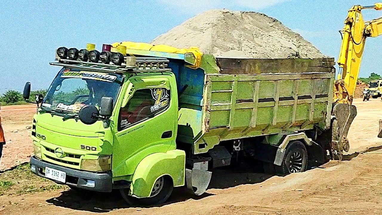 Truk Jomplang, Mobil Truk HINO DUTRO Bongkar Muatan PASIR PUTIH FULL BAK