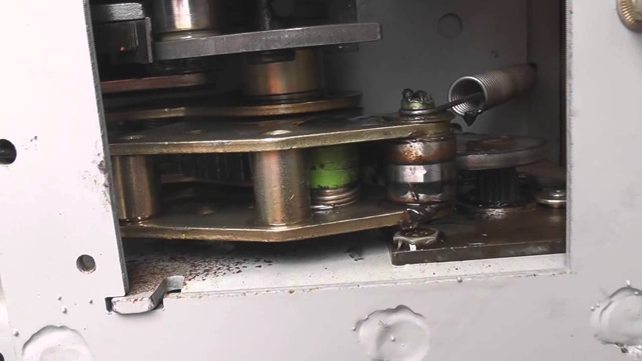 Spring charge mechanism