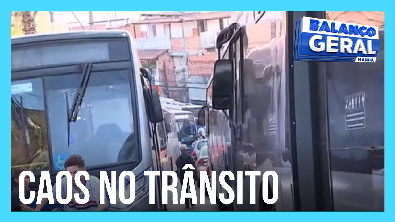 Desvio de linhas de ônibus para rua estreita provoca caos no trânsito em SP