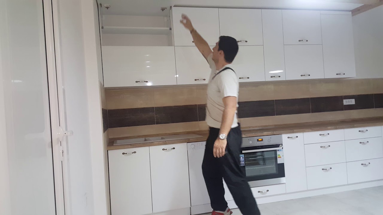 Kuhinja beli medijapan i radna ploca Arizone Pine