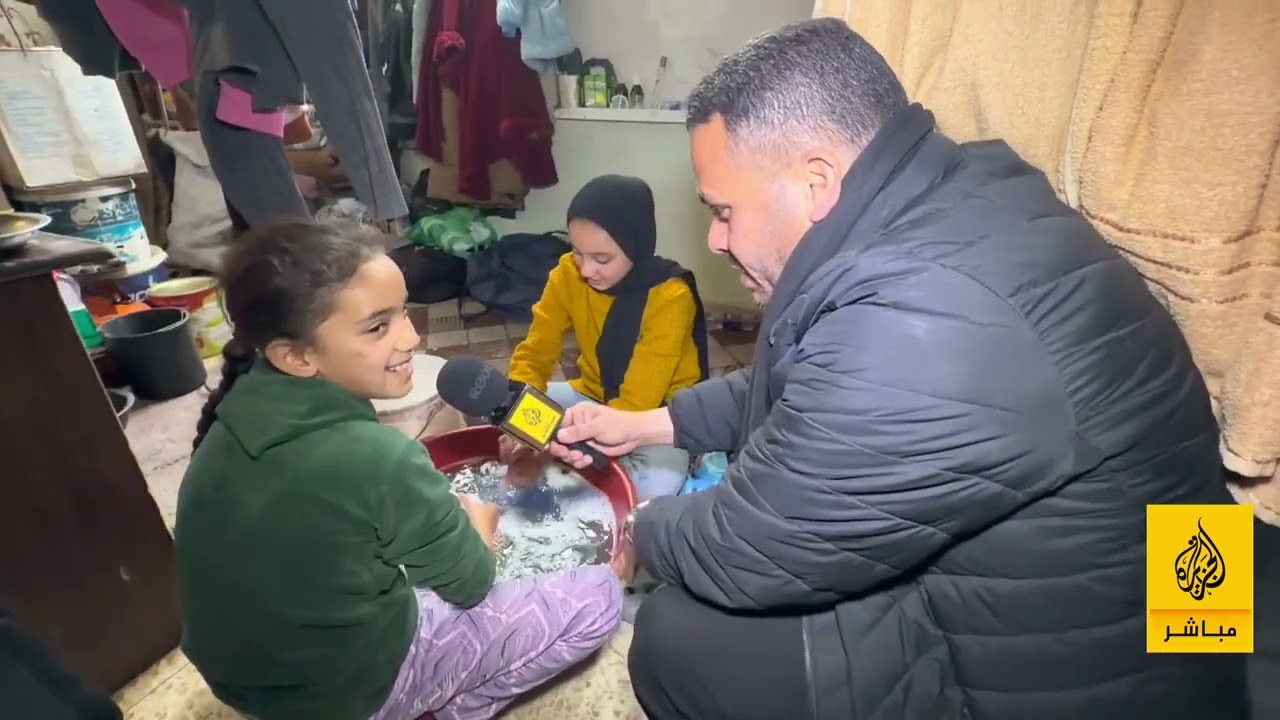 ما بين أرملة ومسكين ومشرد ومرض، يتوزع النازحون داخل مسجد تحول إلى مركز إيواء جنوب قطاع غزة