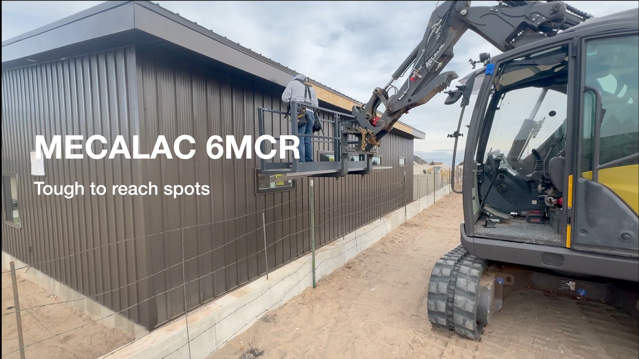 Mecalac 6MCR помогает добраться до труднодоступных фасций.