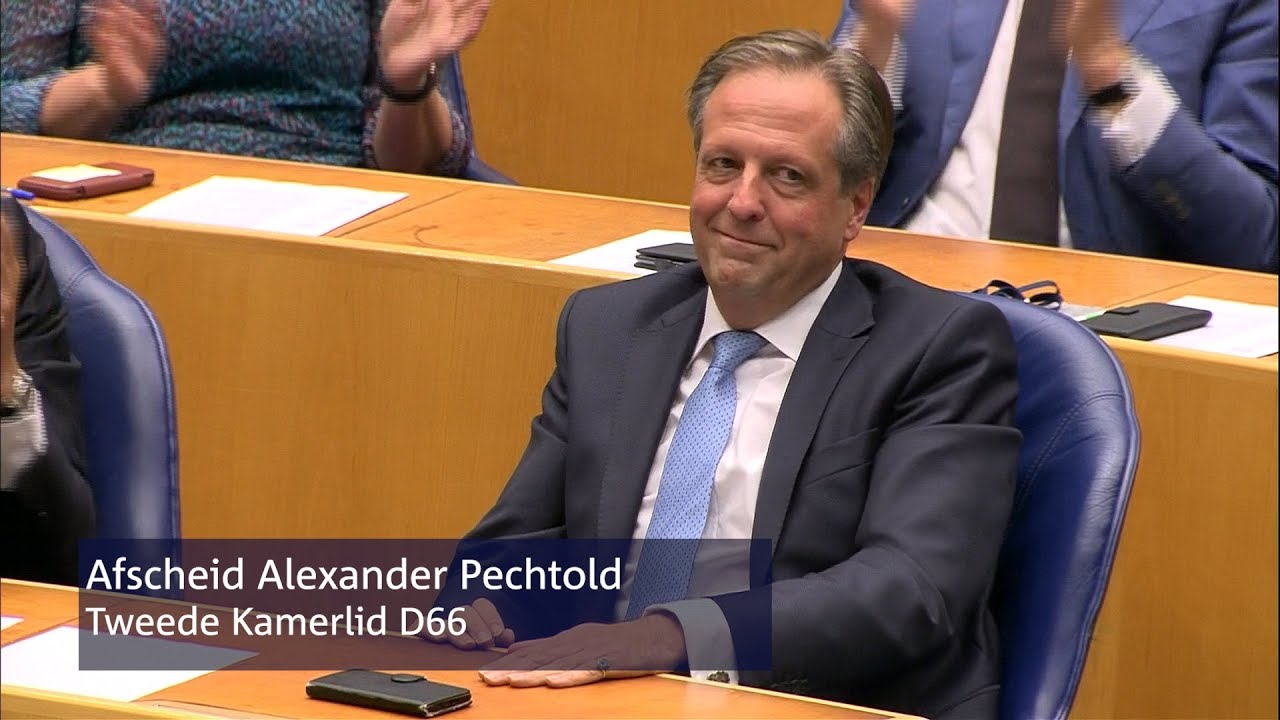 Alexander Pechtold neemt afscheid van de Tweede Kamer. Voorzitter Arib spreekt hem toe.