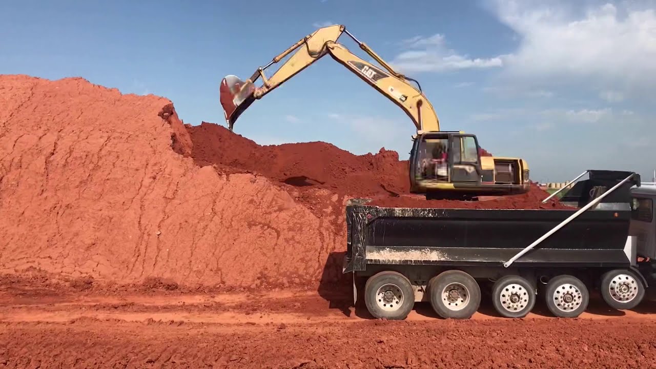 Loading trucks in cat 320 c l excavator!