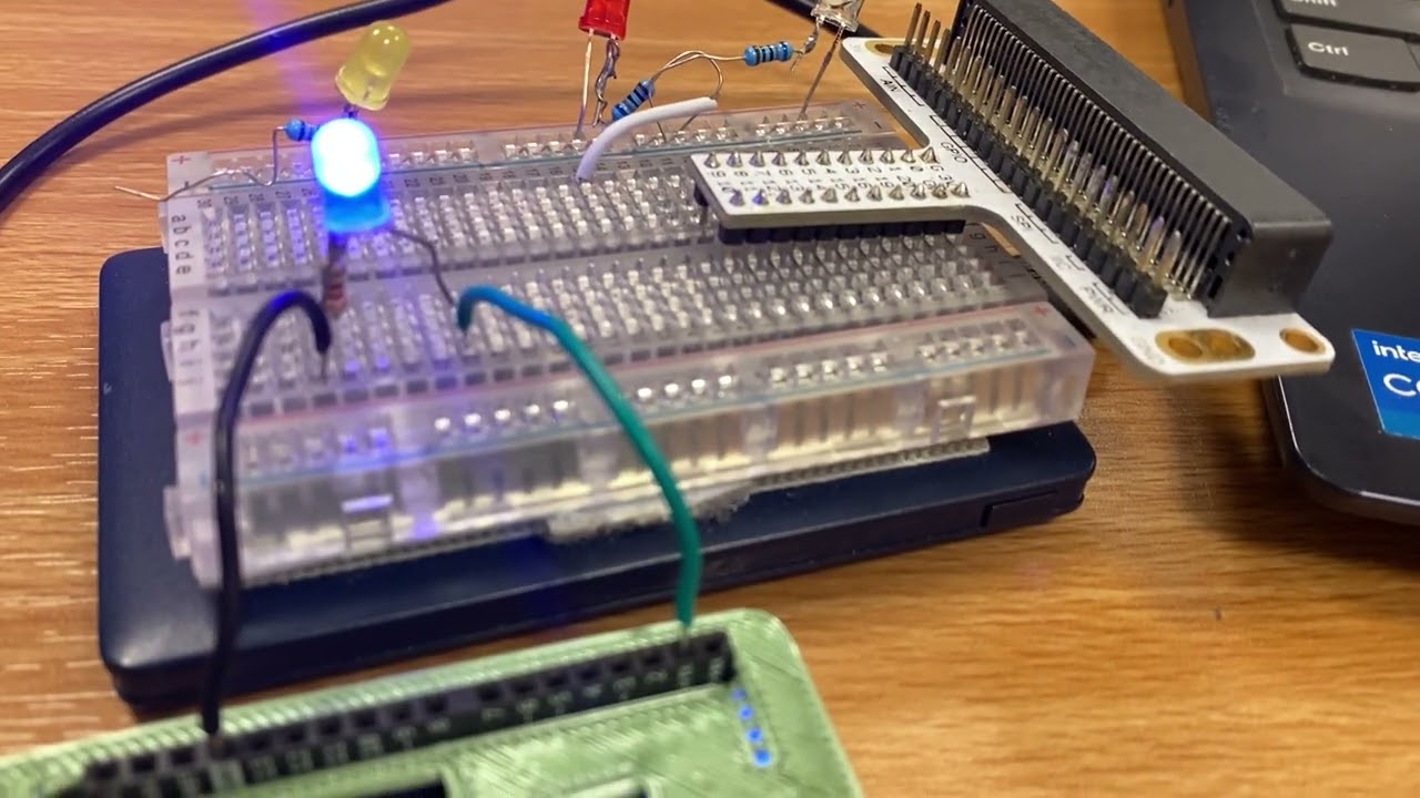 Arduino Uno Q 4GB : Dribbling Voltage, pin #8 and #1