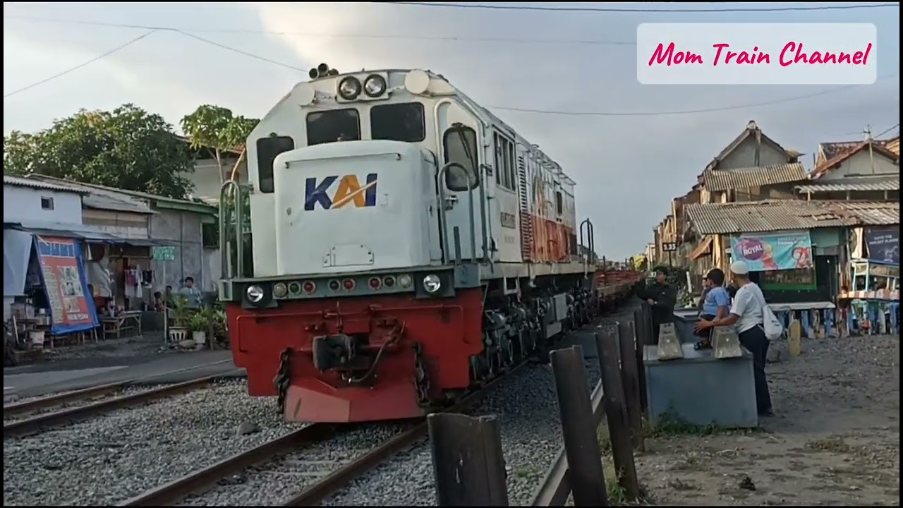 video 8 kereta api dan commuter line melintas sore hari, klakson panjang KA. wijaya kusuma menyapa