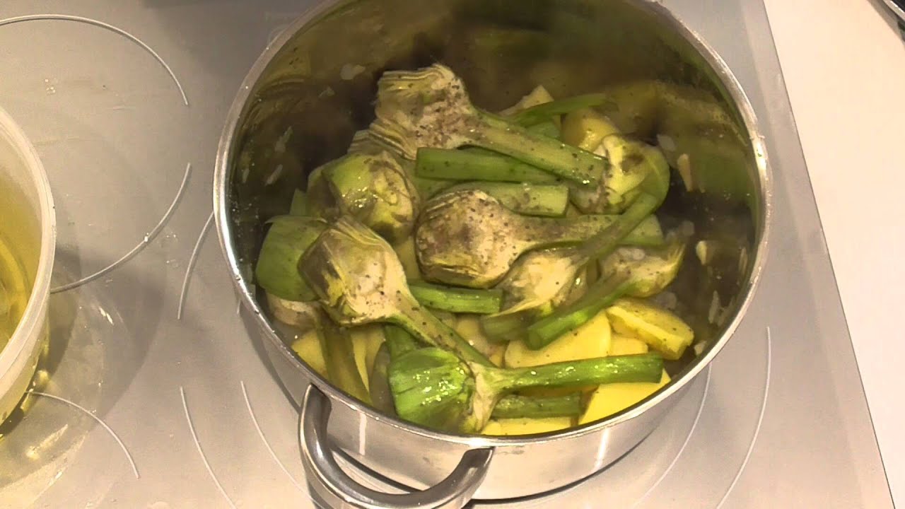 Alcachofas estofadas con patatas y huevo pochée