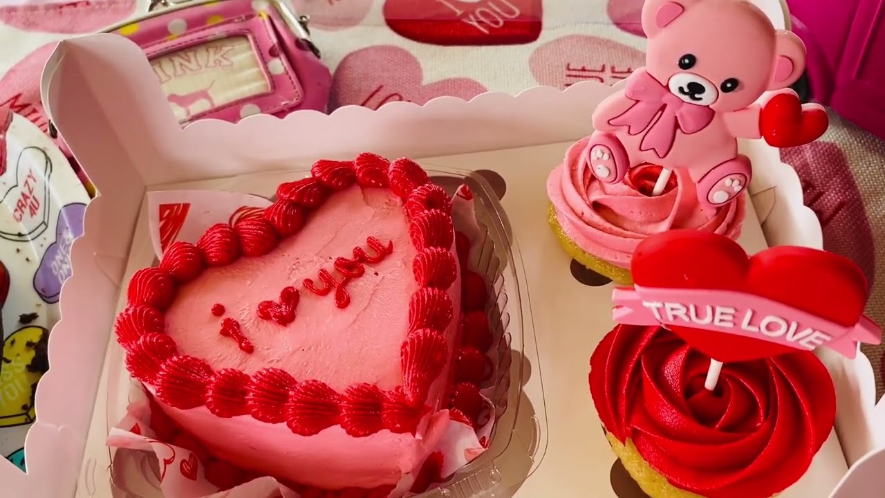 Sandwichon en forma de corazon y con sabor a cereza 🍒 , outfit y pastel de San Valentín 💘 