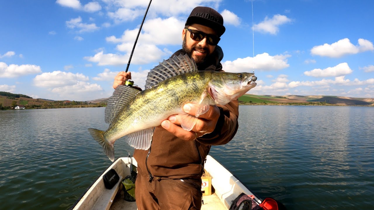 Pescuit din barca pe lacul Zau de Campie (jud. Mures)