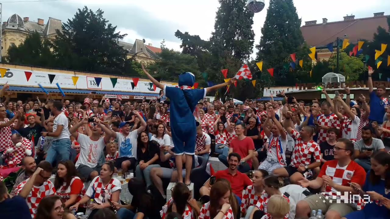 Navijači na Strossmayerovom trgu u Zagrebu