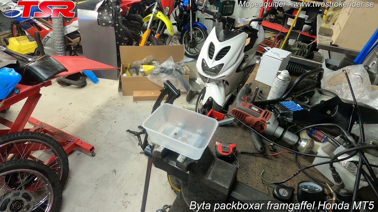 Rexxy visar hur man byter packboxar i framgaffeln på Honda MT5