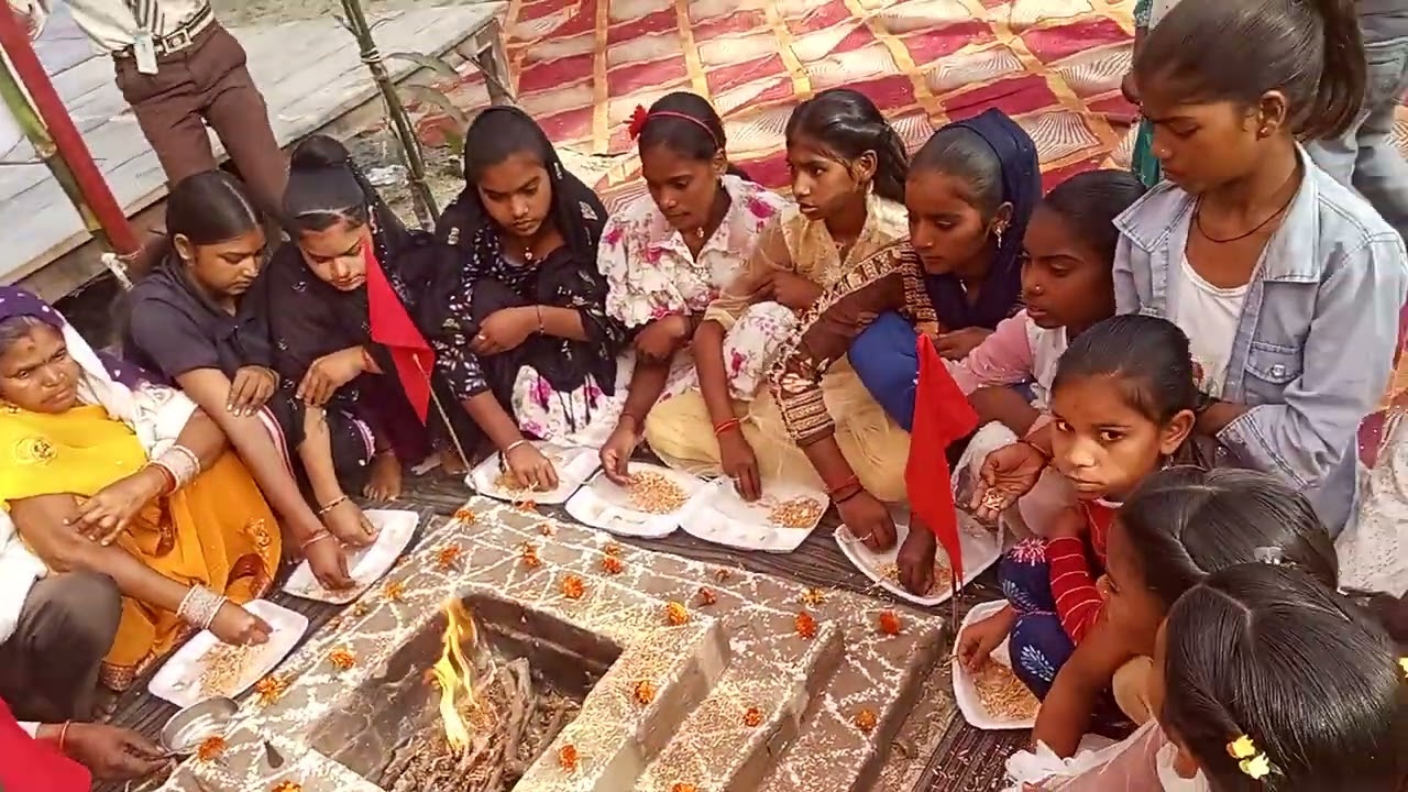 श्रीमद् भागवत कथा ग्राम सिहारू में अखिलेश शास्त्री हवन यज्ञ करते हुए