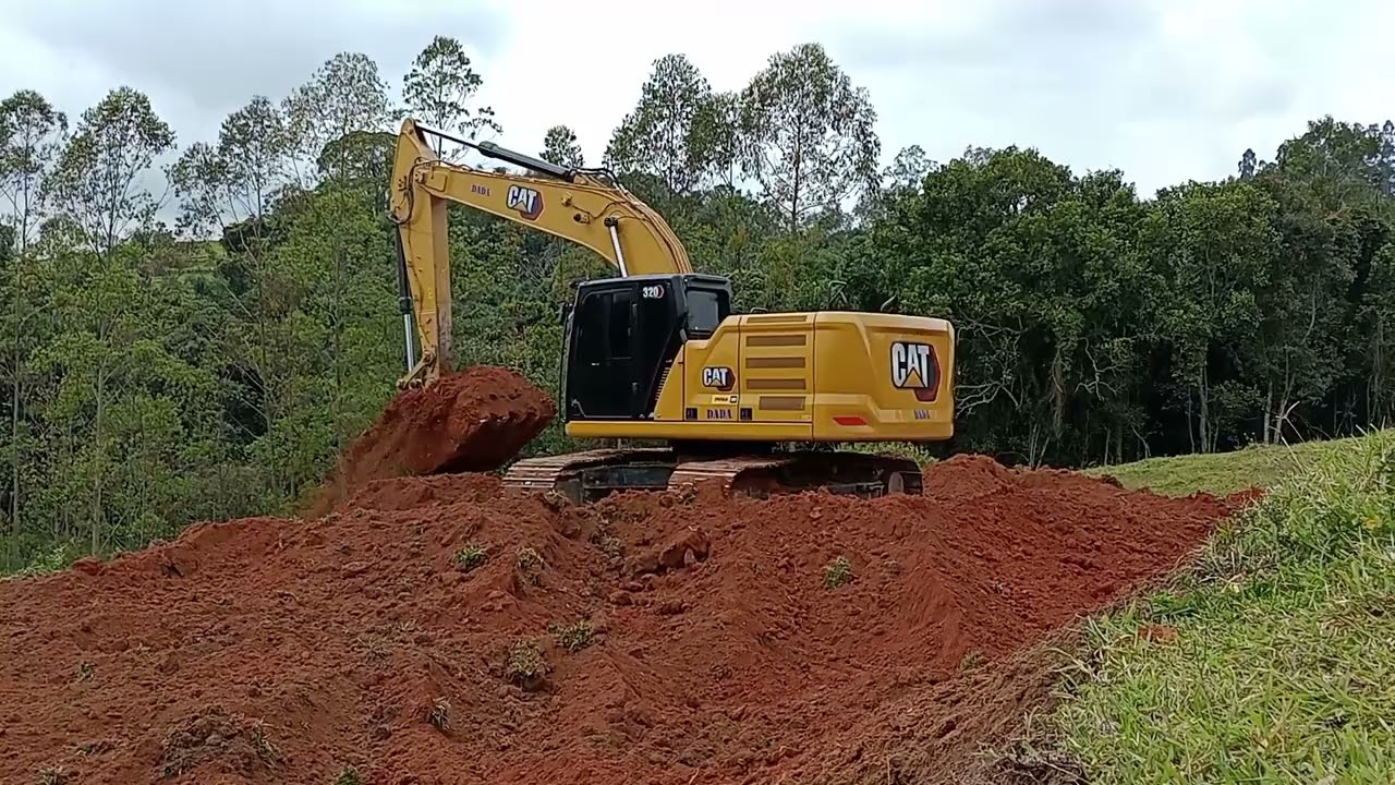 escavadeira 320 nova gera&ccedil;&atilde;o fazendo rebaixo de terreno pra ch&atilde;o...operador:Fabiano Medeiros