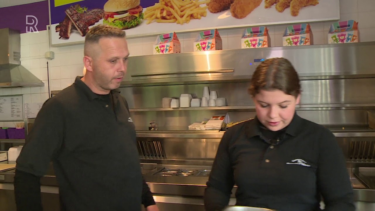 De Sliedrechtse Emma Bakker werkt al sinds haar 14e in de snackbar.