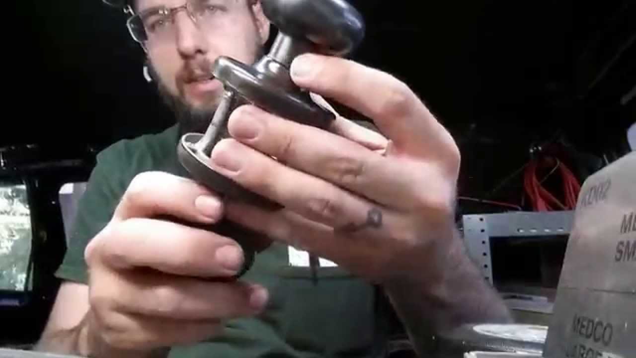 Снимите комплект замков Kwikset Knob Lock без винтов и фиксатора. Секретная «защёлка»