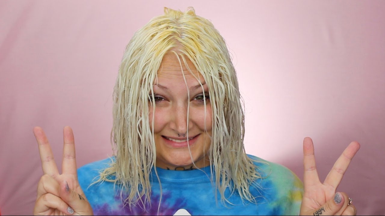 BLEACHING MY HAIR!