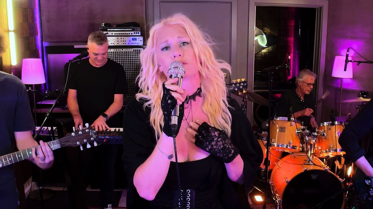 'Alone' (Heart) cover performed by Sing It Live