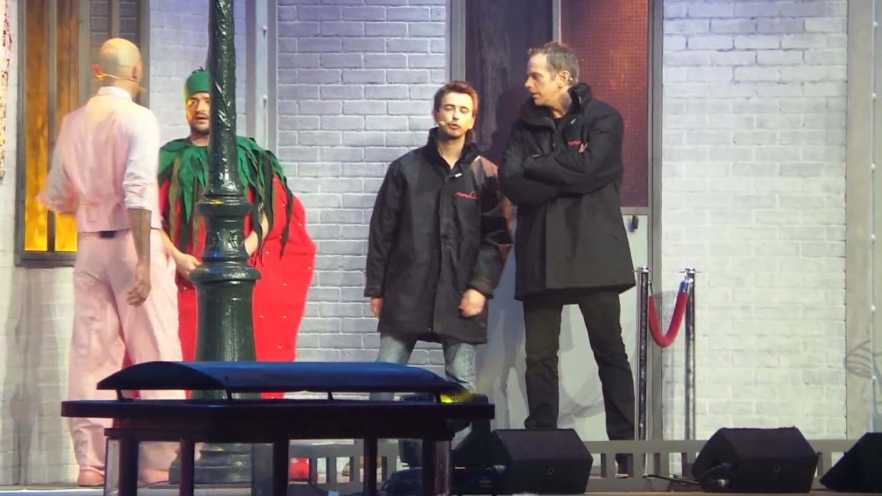 Les Enfoirés, 2013 - Grégoire en Fraise, Renan Luce, Garou et Nicolas Canteloup