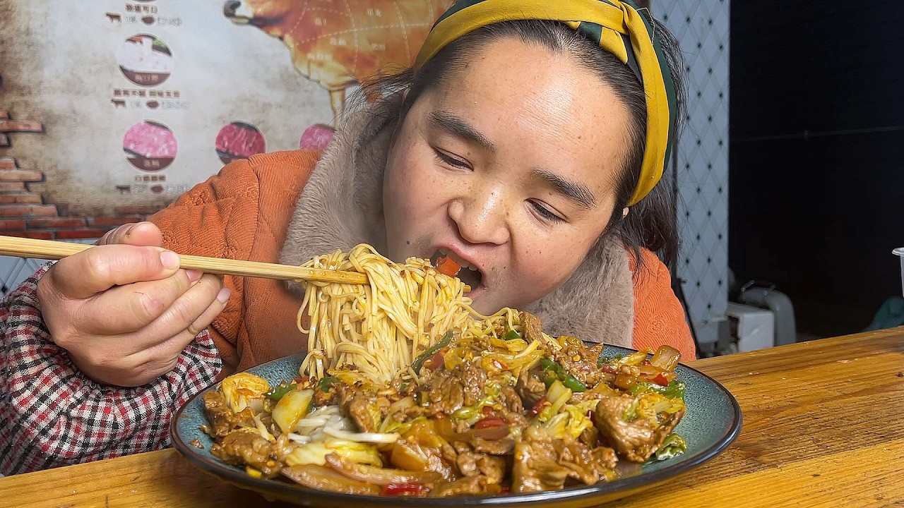 农村女人吃面凶，一碗面条一斤肉，辣椒好几样，又多又辣，辣椒都舍不得扔全吃掉