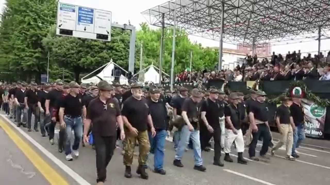 Alpini Paracadutisti sfilano all' 87° Adunata Nazionale Alpini (Pordenone, 11 maggio 2014)