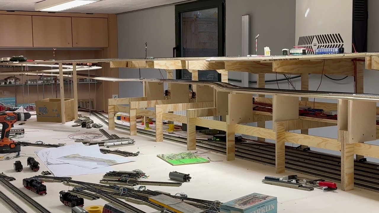 Märklin Nostalgieanlage im Bau. 1. Rundfahrt Test. (Rohfilm)