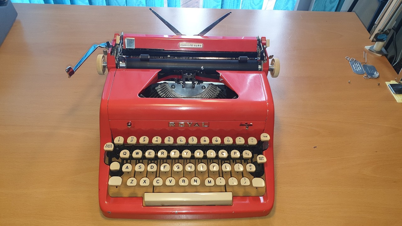 Royal Quiet De Luxe (QDL) with Canterbury Pica _ 1956