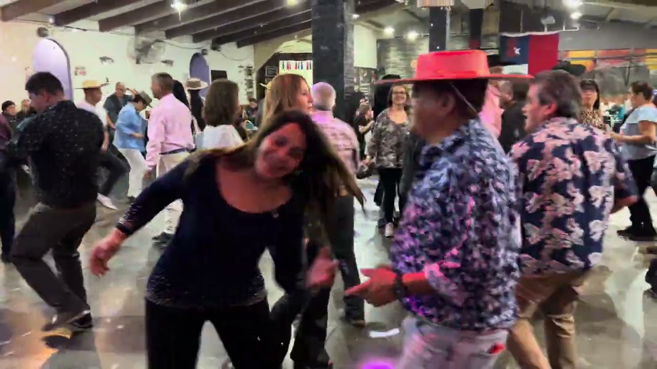 Que bien bailan rancheras mis parientes al ritmo y sabrosura del AZOTE