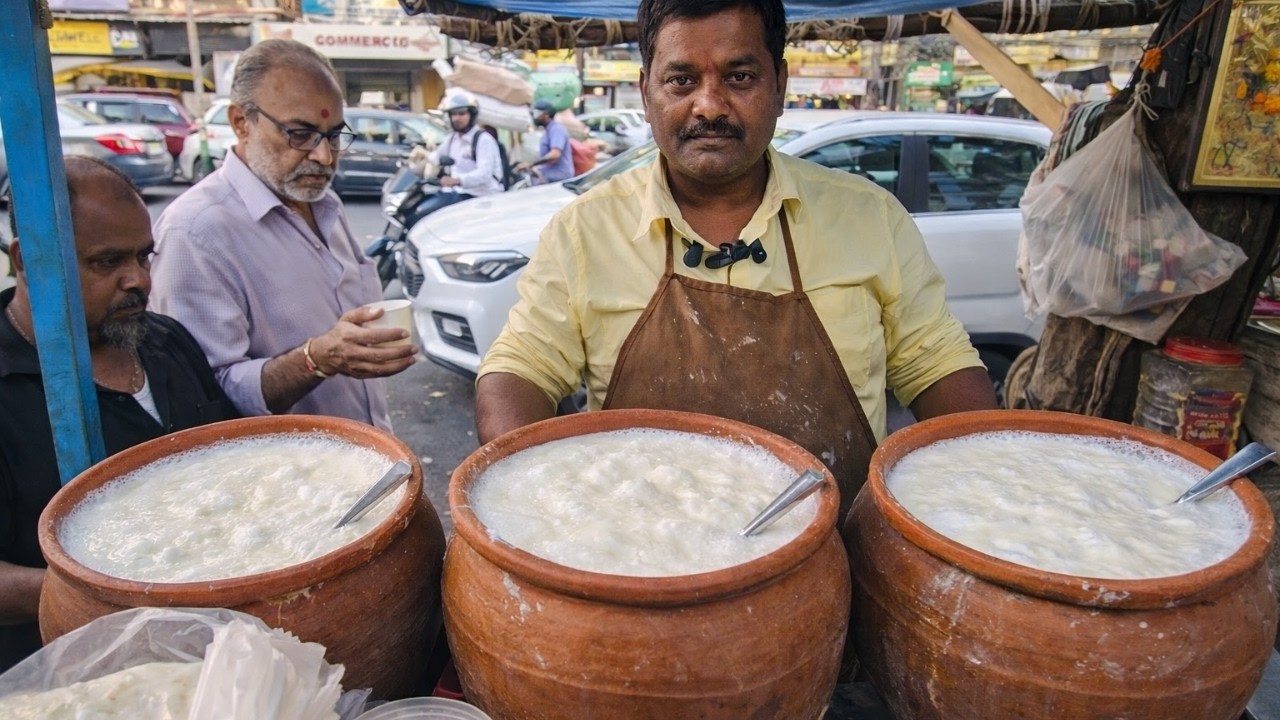 Huge Crowd Gathers for Doi Chira on Kolkata Street | কলকাতার রাস্তায় দই চিড়া
