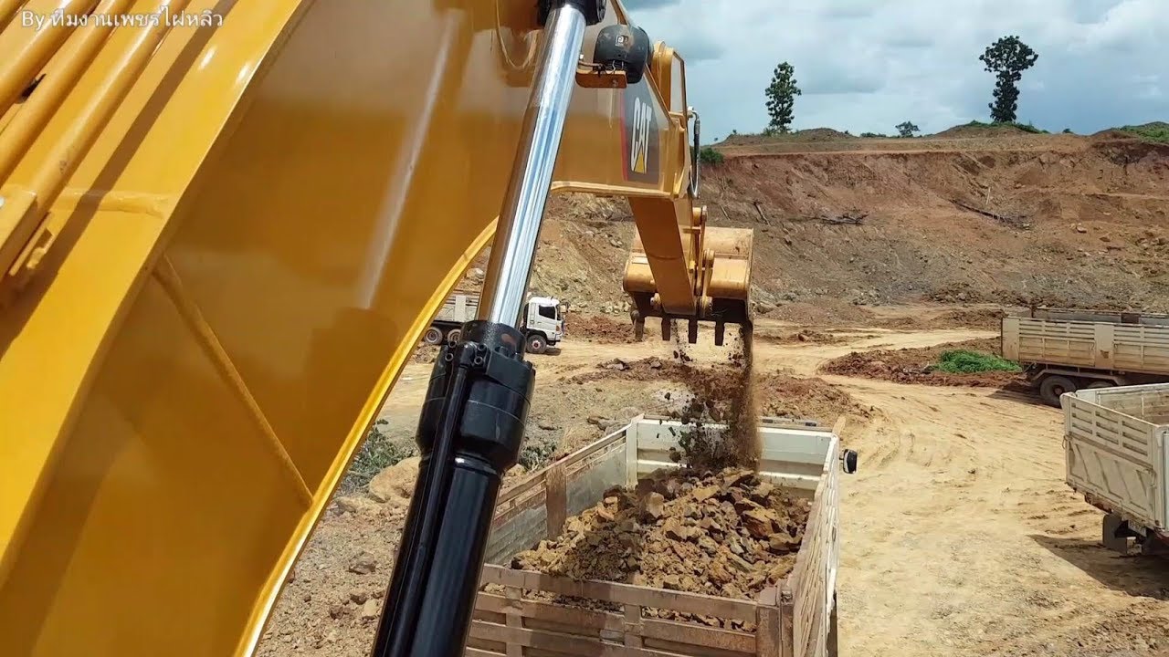 รถแบ็คโฮ CAT 320D2 ตักดิน ฤดูฝนได้โอกาสแดดดีแบบนี้ต้องรีบจัดสิครับรออะไร 😤😤😤