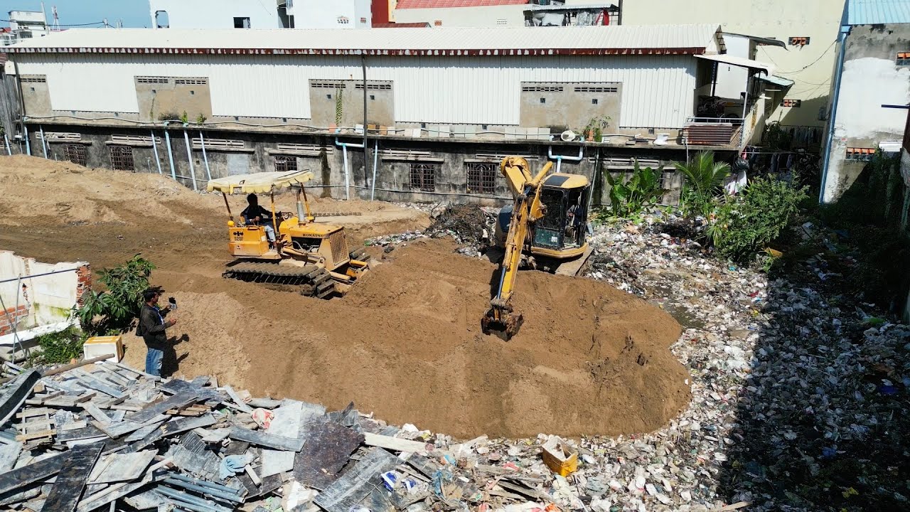 Technique Skills Bulldozer Komatsu Pushing Sand Delete the Sewage and Garbage By 5T Trucks Dumping