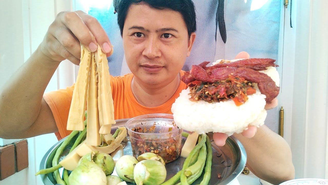ข้าวบ่ายแจ่วปลาร้าหมูแดดเดียวทอด