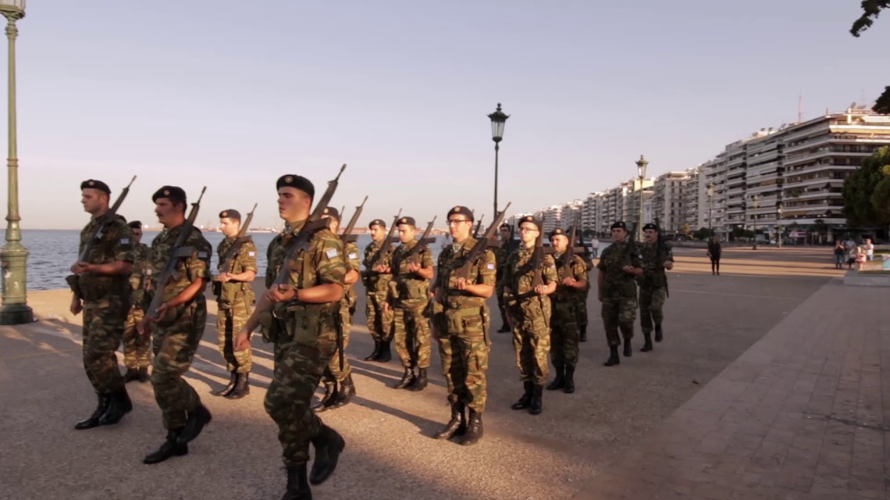 Έπαρση της σημαίας στο Λευκό πύργο