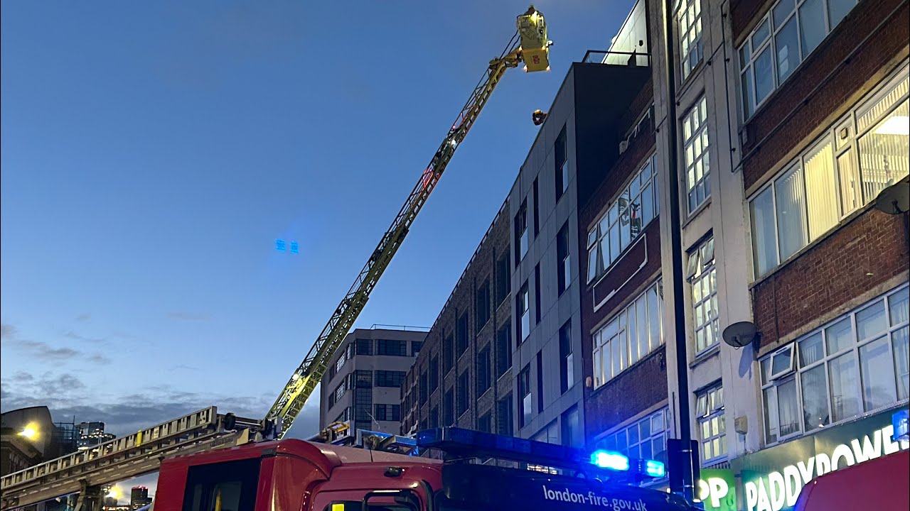[4 PUMP FIRE!] Fire brigade response to a roof fire - LFB