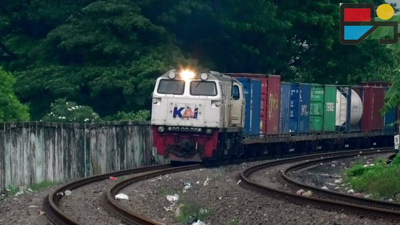 KERETA API PANJANG DAN PENDEK DI SURABAYA