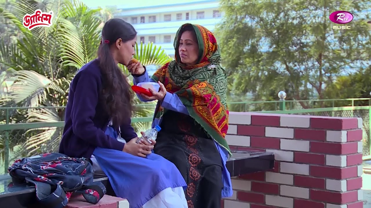 মায়ের আদরের মেয়ে রেশমার 