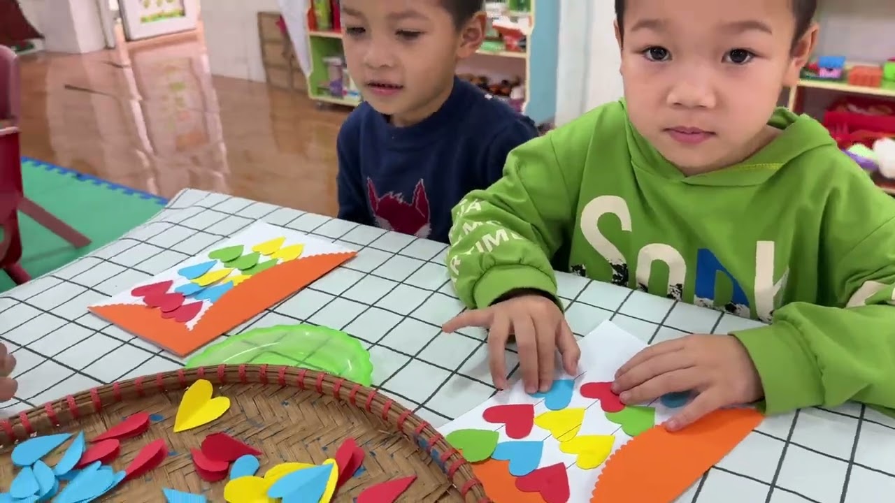 HĐTH: Làm thiệp tặng bà, tặng mẹ 8/3 lớp 5T Trẹo trường MN Tú Sơn 