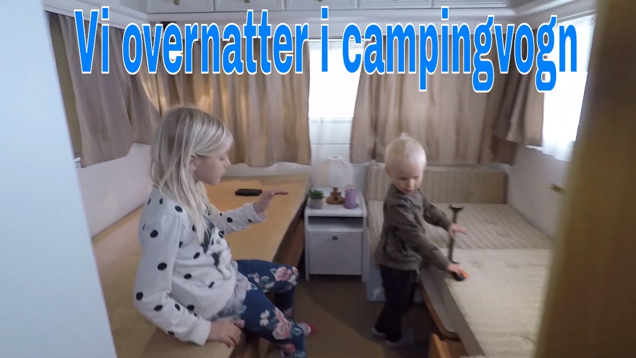 Overnatter i campingvogn | Leker på lekeplassen | Spiser på Nordby Shoppingcenter | Spiller spill