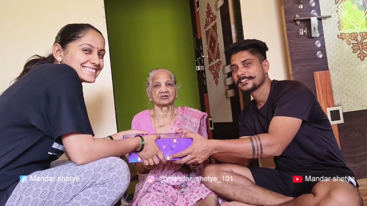 कोकण सन्मान 2024 मध्ये मिळालेलं गिफ्ट  आयेच्या हस्ते दिल मयुरीला 🤣