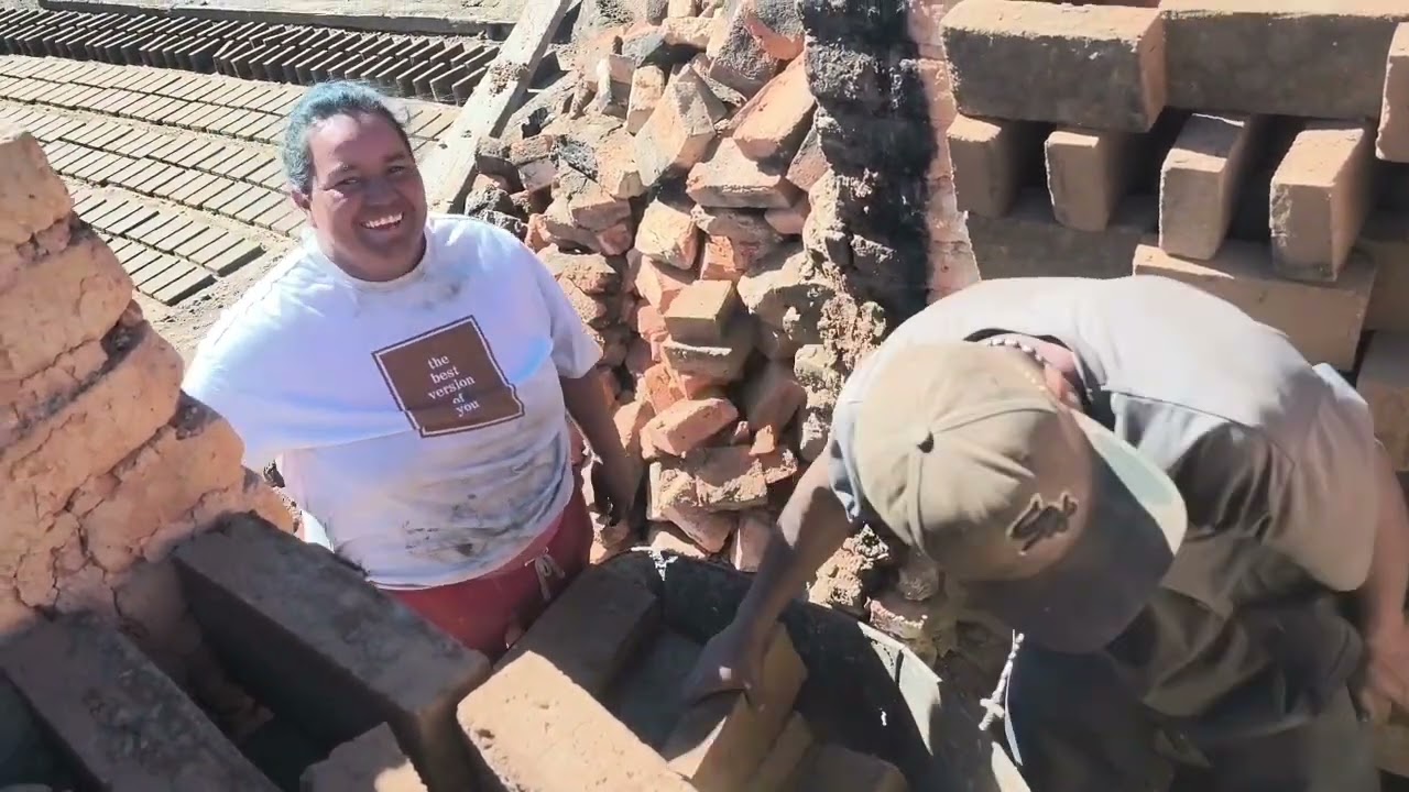 aquí en la ladrillera mostrando cómo va quedando mi casa