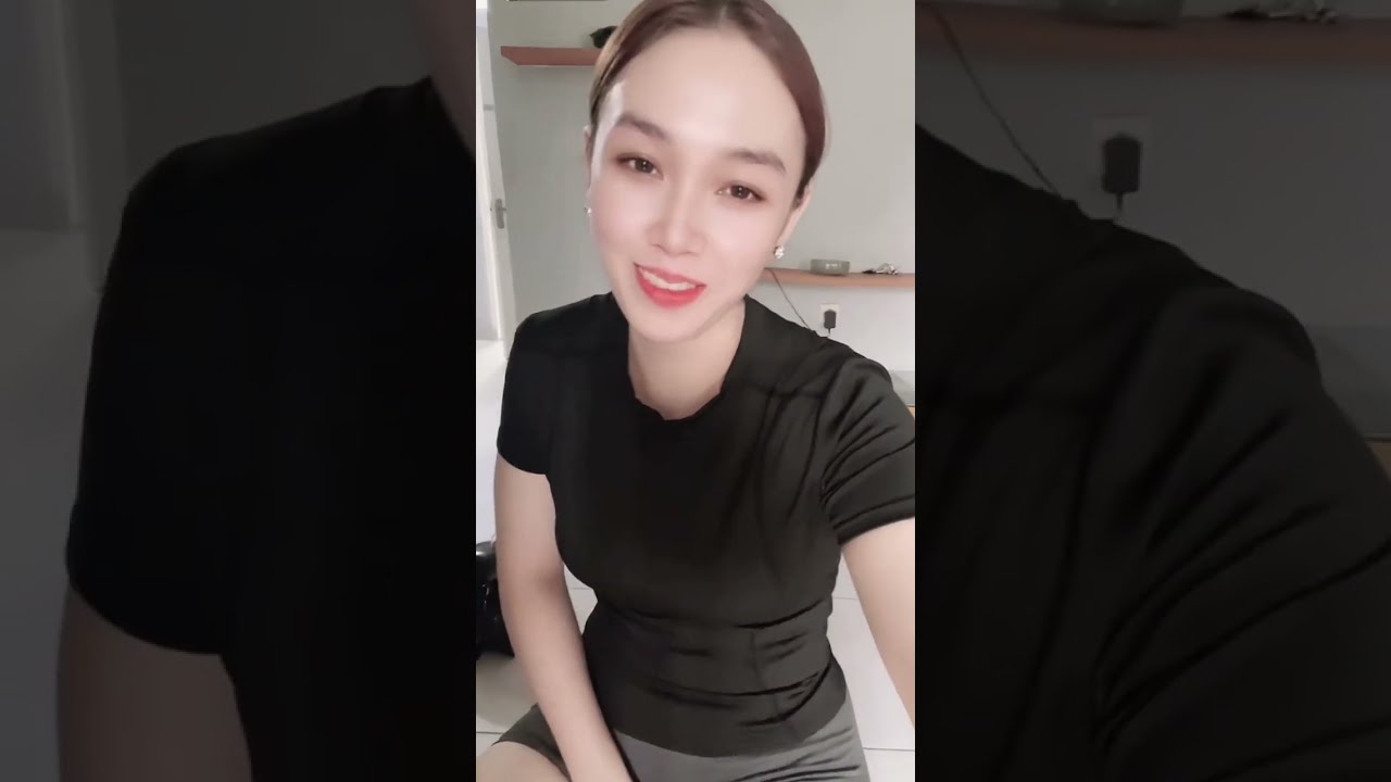 Live tiktok ‼️ Tante ayusuci spil body blkang 🍑🍑