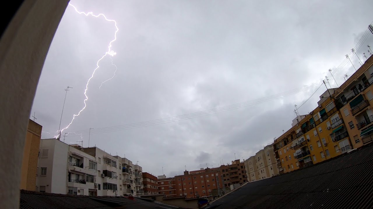 Rayo ca&iacute;do en Val&egrave;ncia, 18-4-2020
