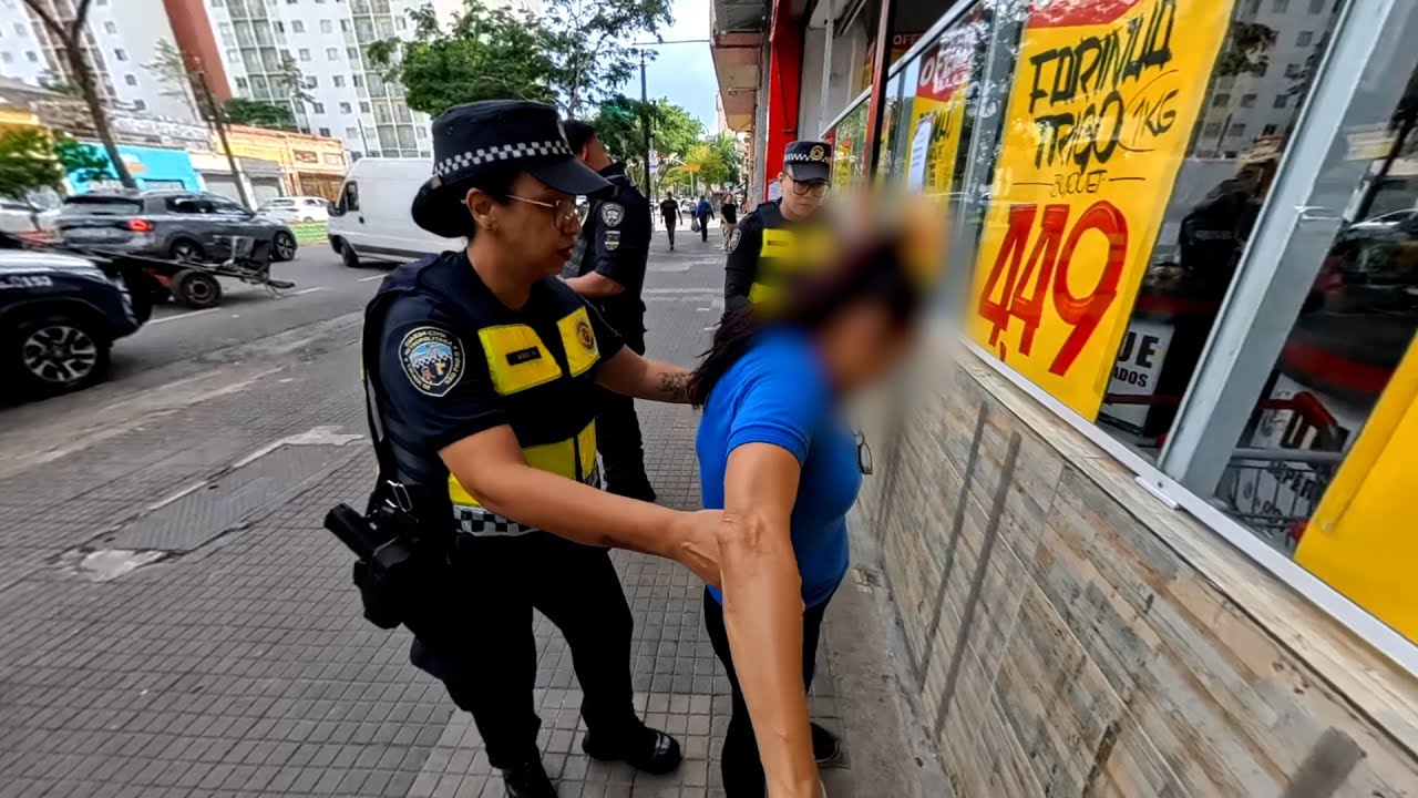 Para quem tem passado no crime, giroflex nunca é só luz. Mulher com quatro passagens no tráfico.