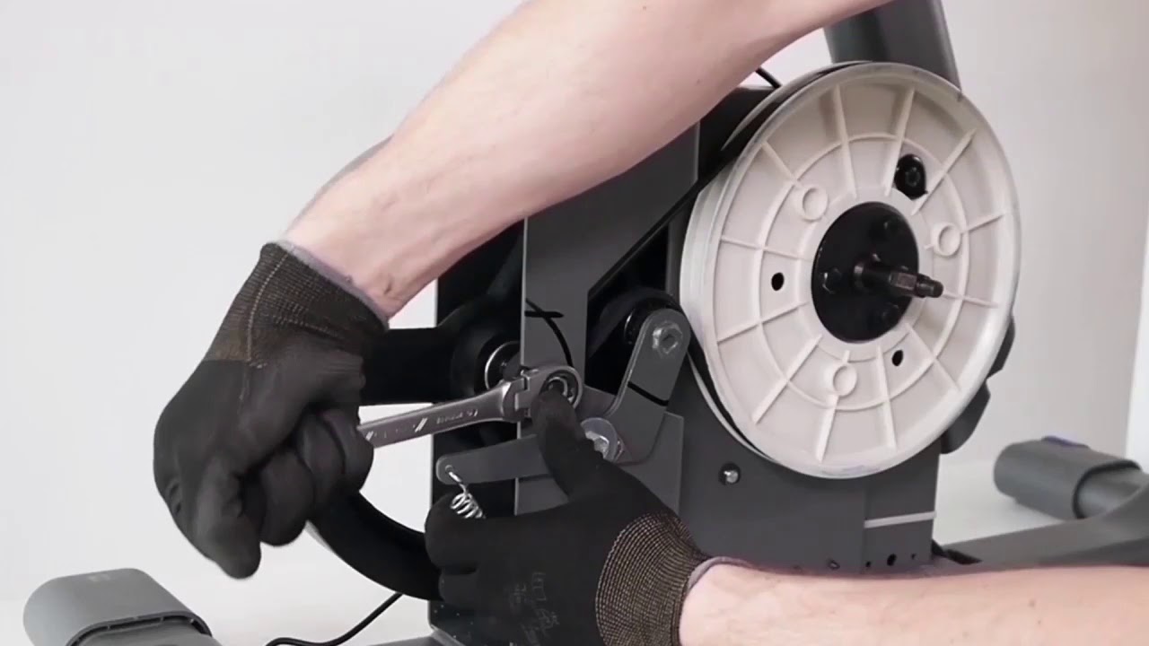 Comment changer la roue d'inertie sur un vélo elliptique E-Essential + ?