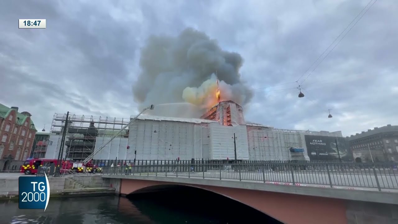Copenaghen, in fiamme la vecchia borsa danese