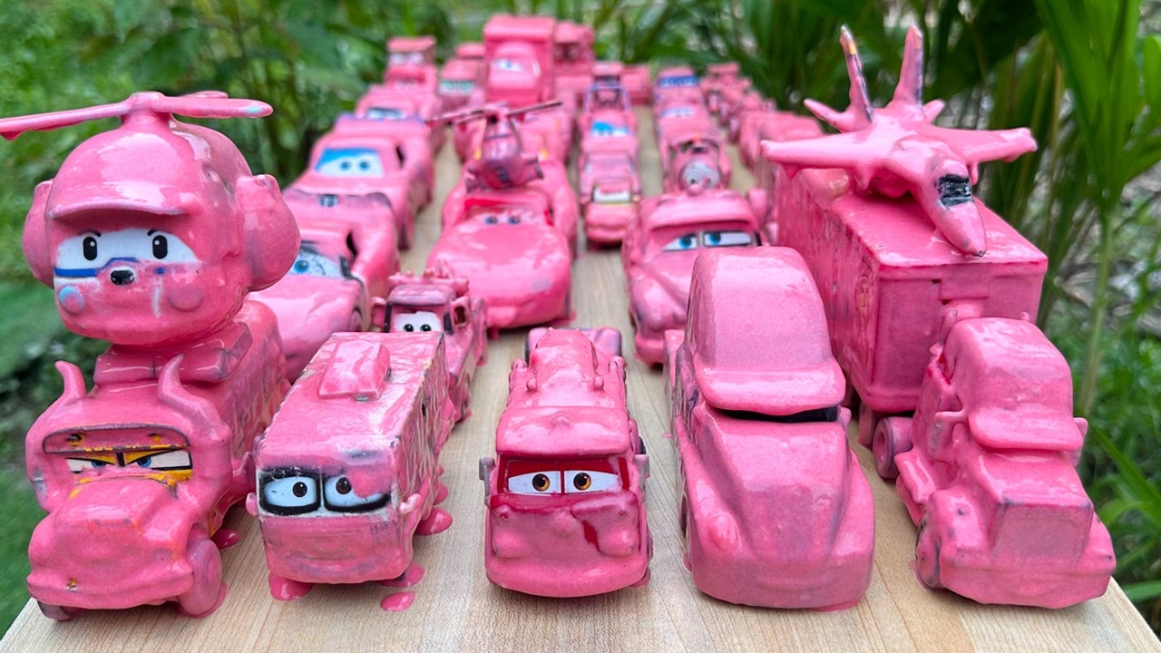 Уберите грязные мини-машинки и колонны автомобилей Диснея 🏎🚗🚚! Поиграйте в саду!