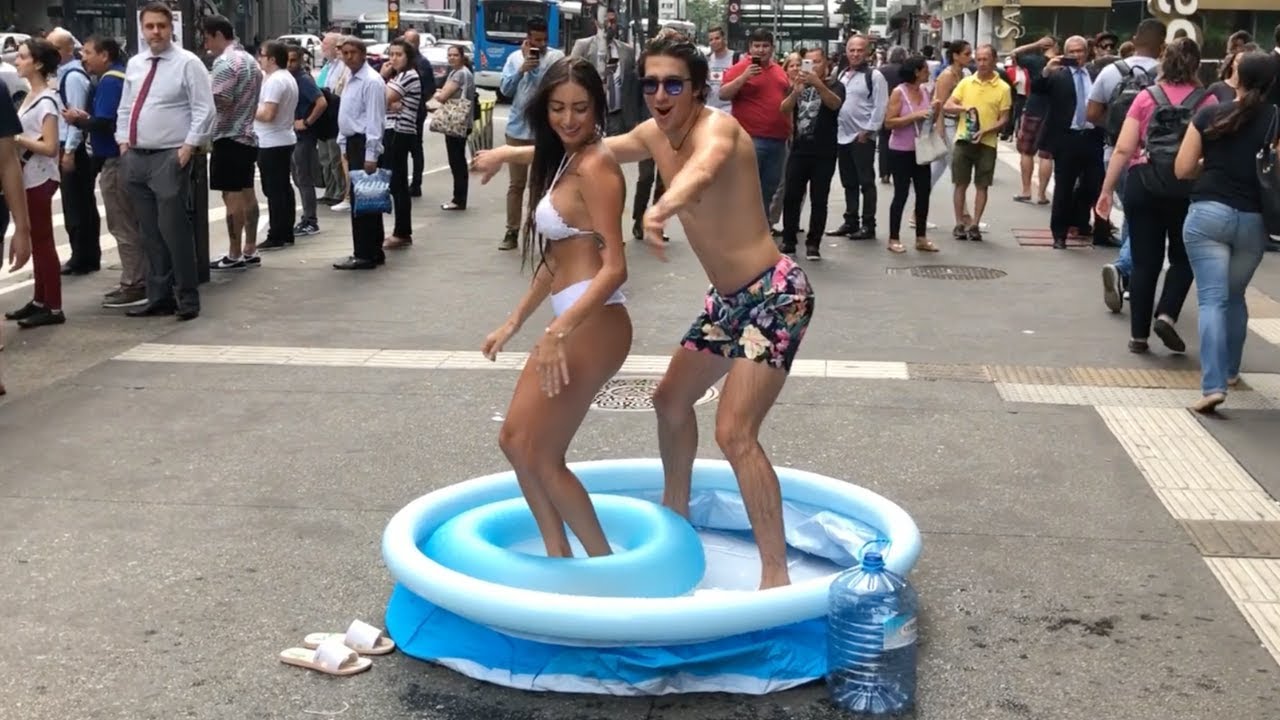DANÇANDO ''PISCININHA, AMOR'' COM UMA PISCINA EM PÚBLICO